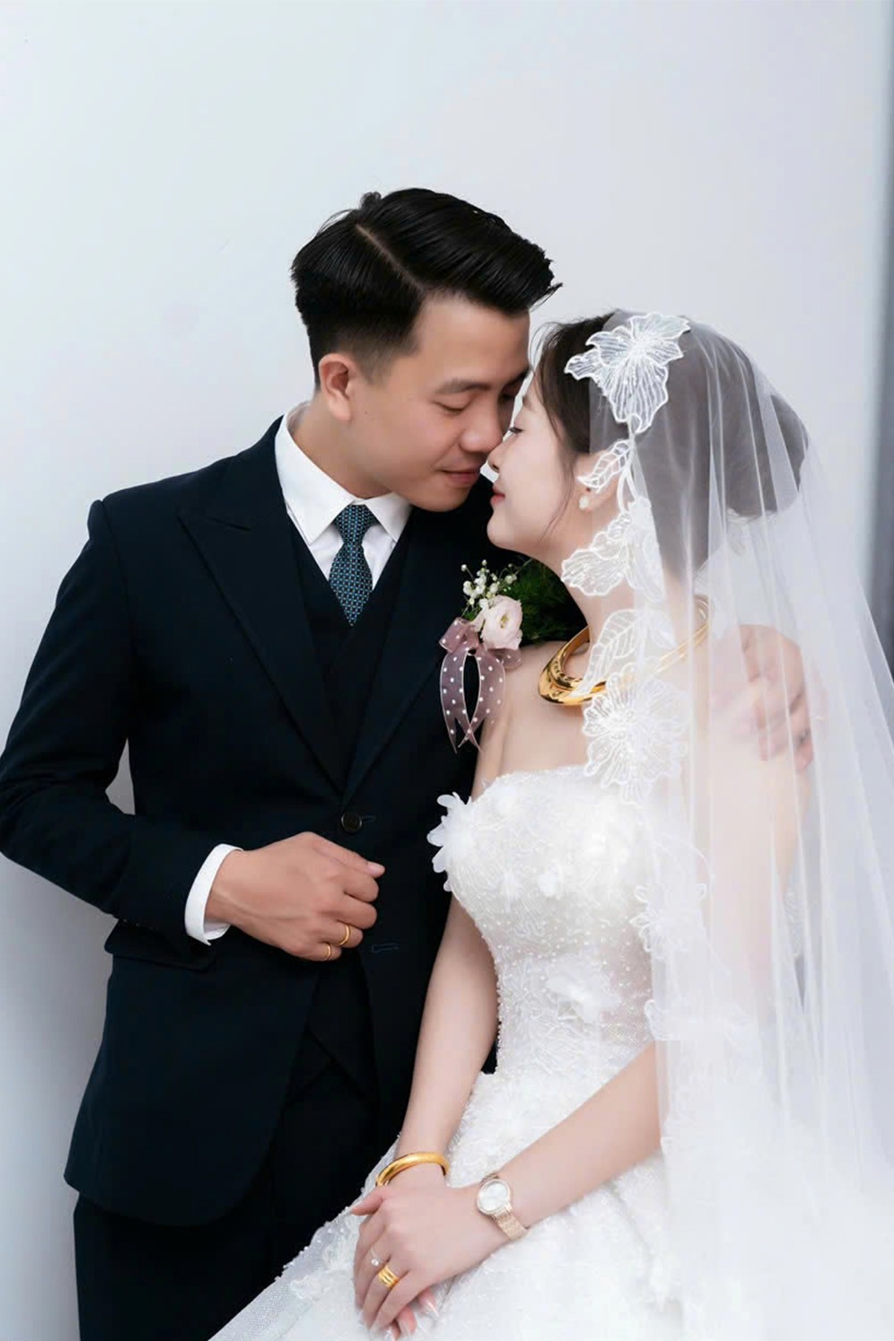 Vì sao cô dâu chọn đeo đồng hồ Saga trong ngày cưới