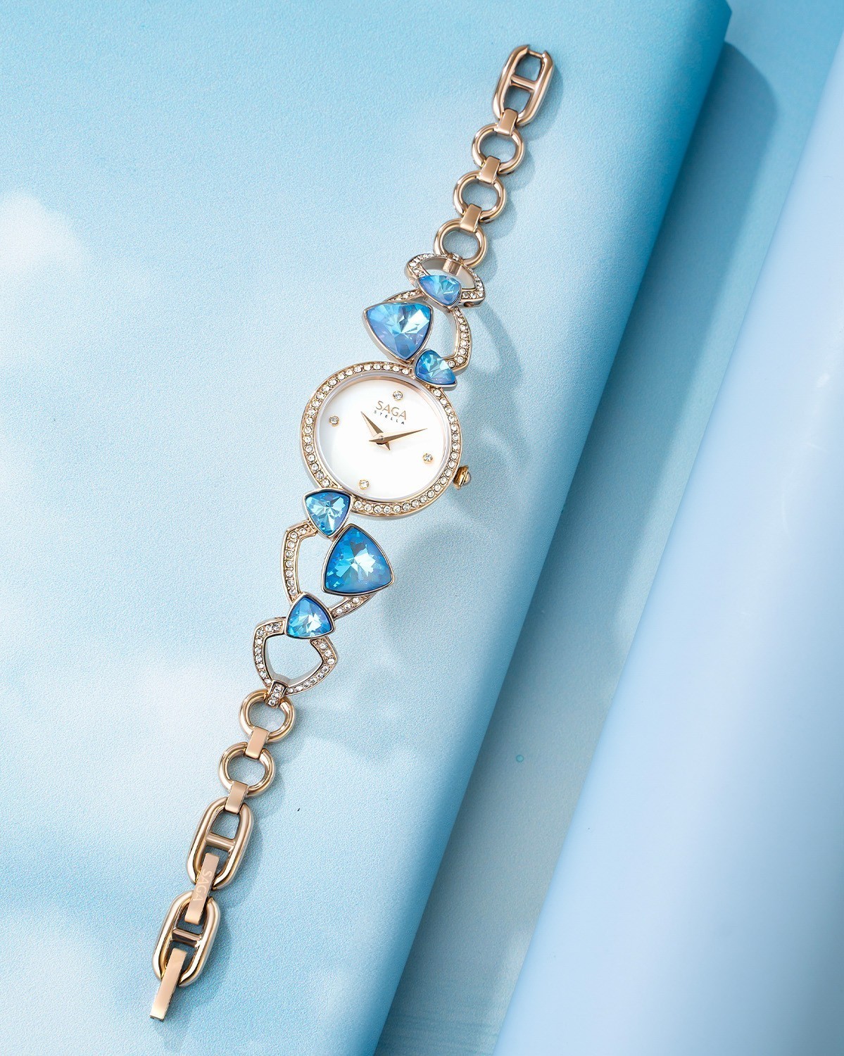 Saga Fly of a Kite 53767-CGMWBL-2 – Nữ – Quartz (Pin) – Mặt số 24mm, Khảm xà cừ, đính đá Swarovski 7 Đồng hồ Saga 53767-CGMWBL-2 đính đá Swarovski chính hãng