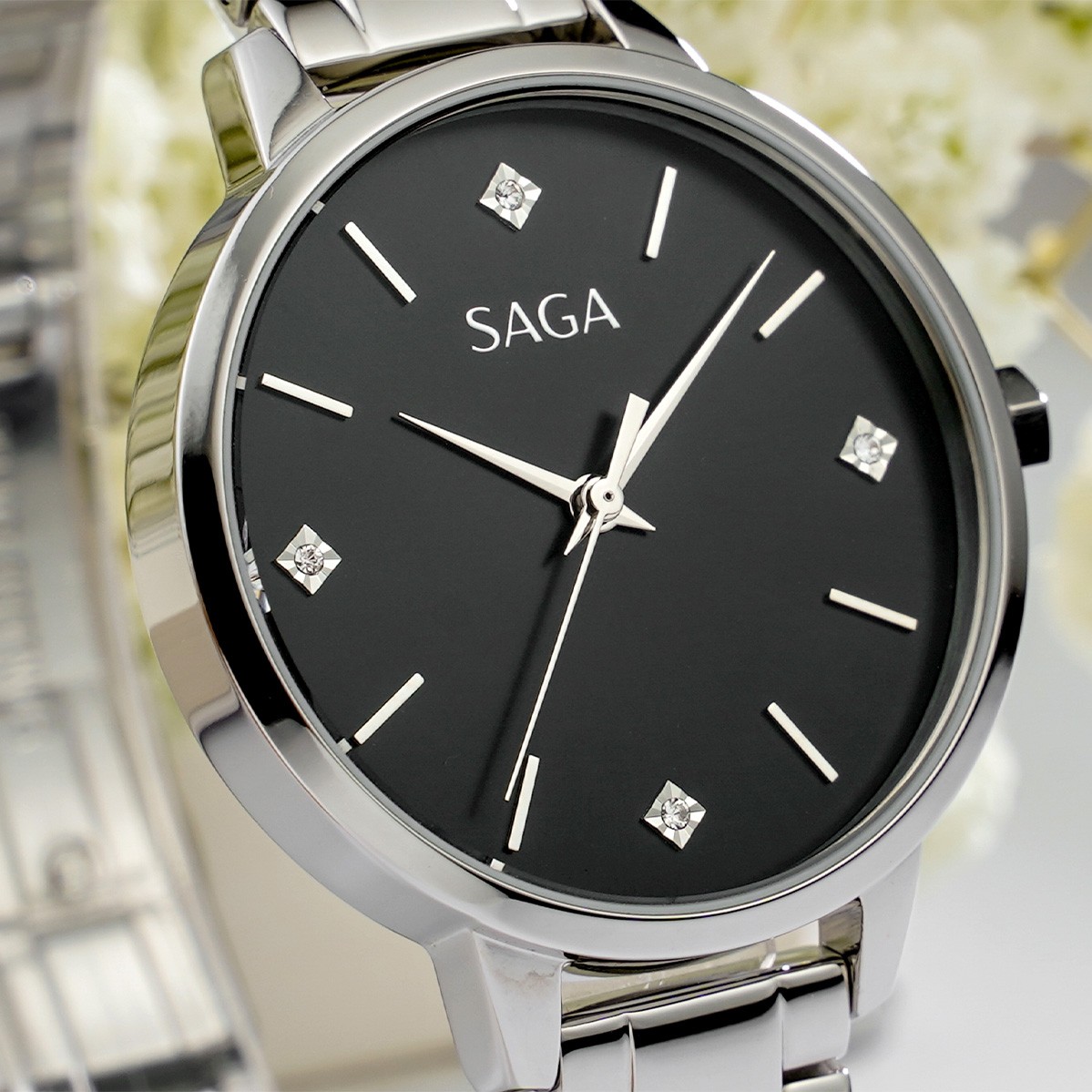 Saga 53643-SVBDSV-2 – Nữ – Kính Cứng – Quartz – Mặt Số 33mm, Đính Đá Swarovski, Chống Nước 3ATM 7 Mặt số đen chải tia của Saga 53643-SVBDSV-2