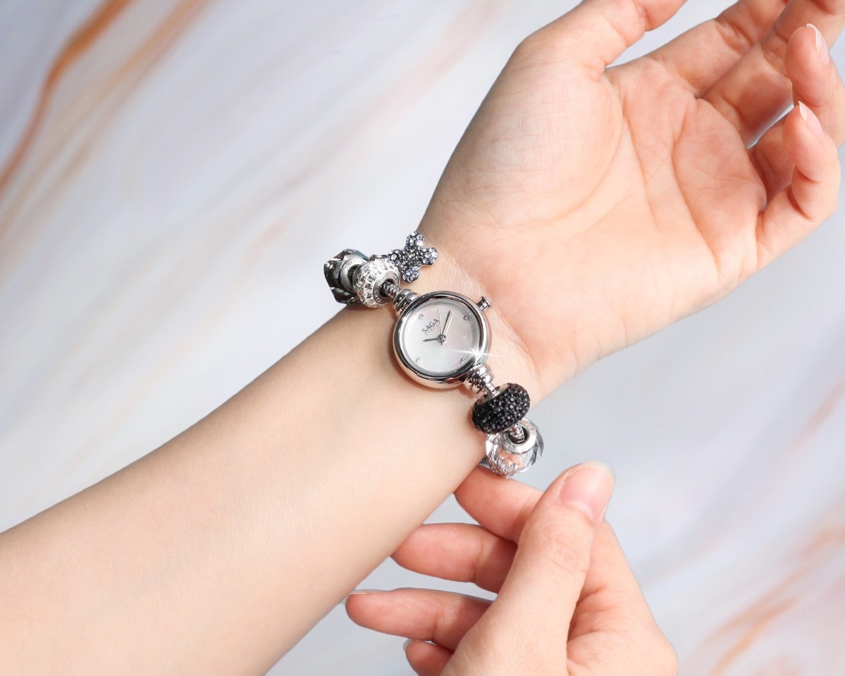 Saga Charm 53229-SVMWSV-4 – Mặt số xà cừ 20mm – Charm đen 6 Đồng hồ Saga 53229-SVMWSV-4 khảm xà cừ độc bản