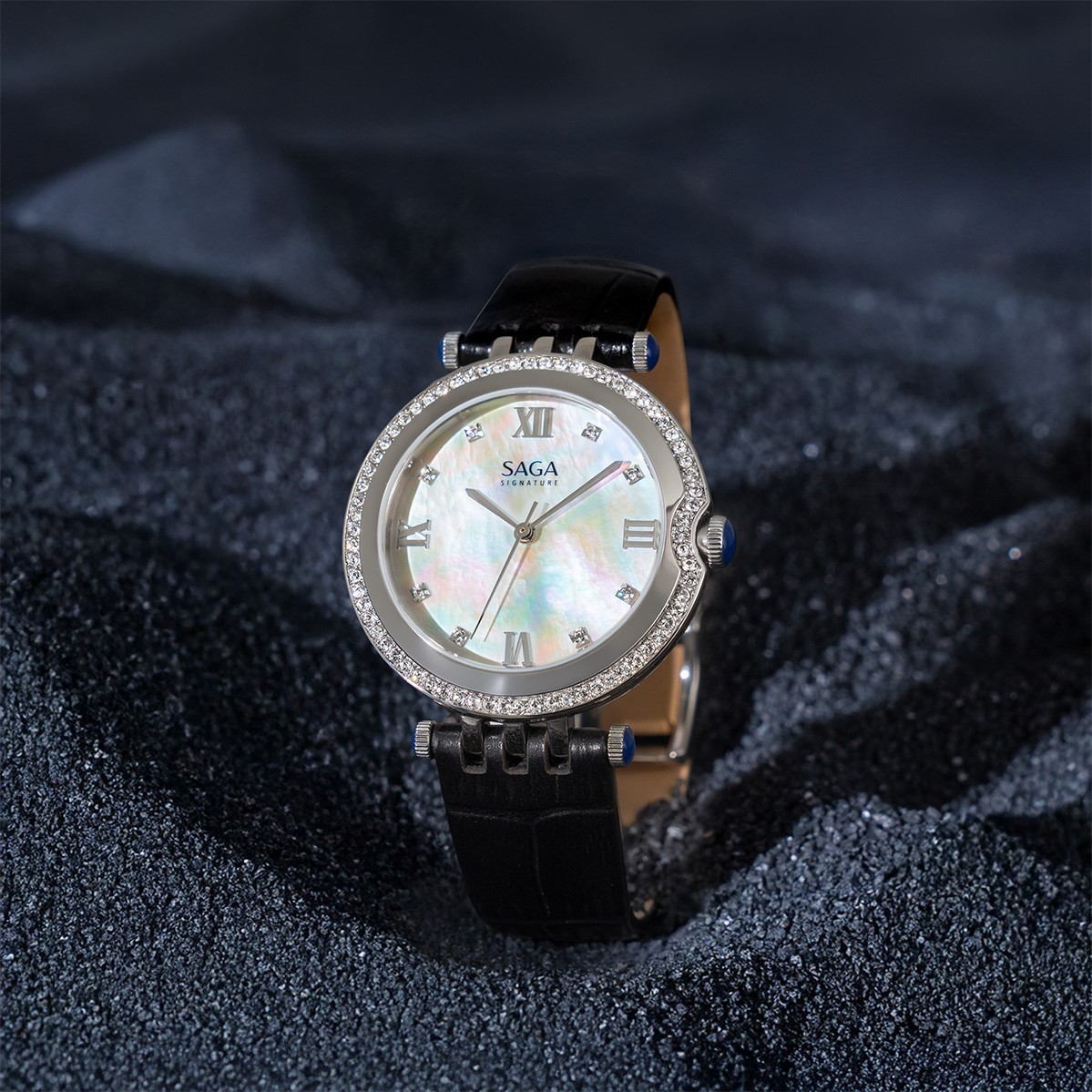 Saga Signature 53458-SVMWBK-2 – Nữ – Mặt Số 36mm, Kính Cứng, Quartz (Pin) 5 Đồng hồ Saga 53458-SVMWBK-2 đính đá Swarovski