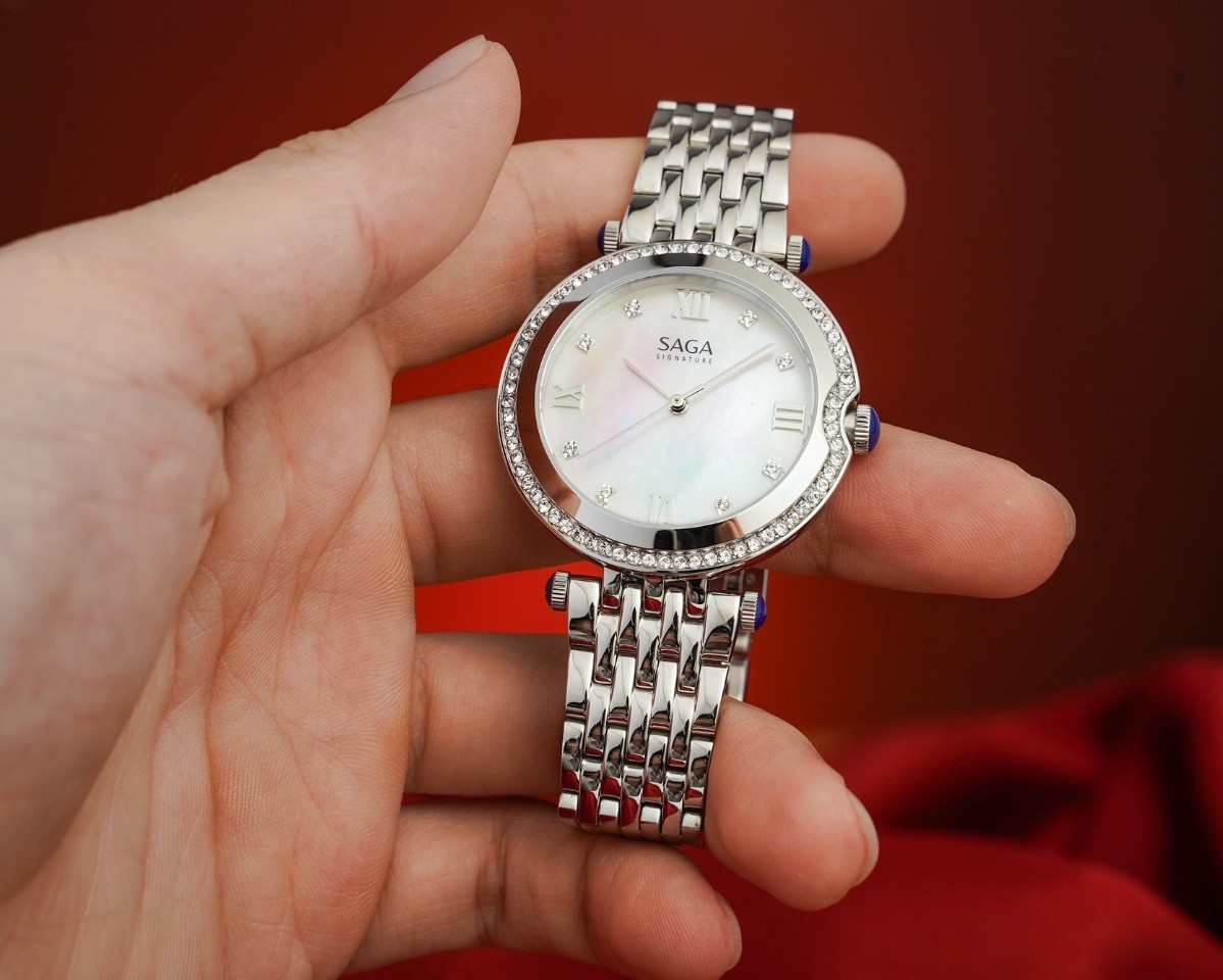 Saga Signature 53458-SVMWSV-2 – Mặt Số 36mm, xà cừ, đính đá 7 Đồng hồ Saga 53458-SVMWSV-2 đính đá Swarovski