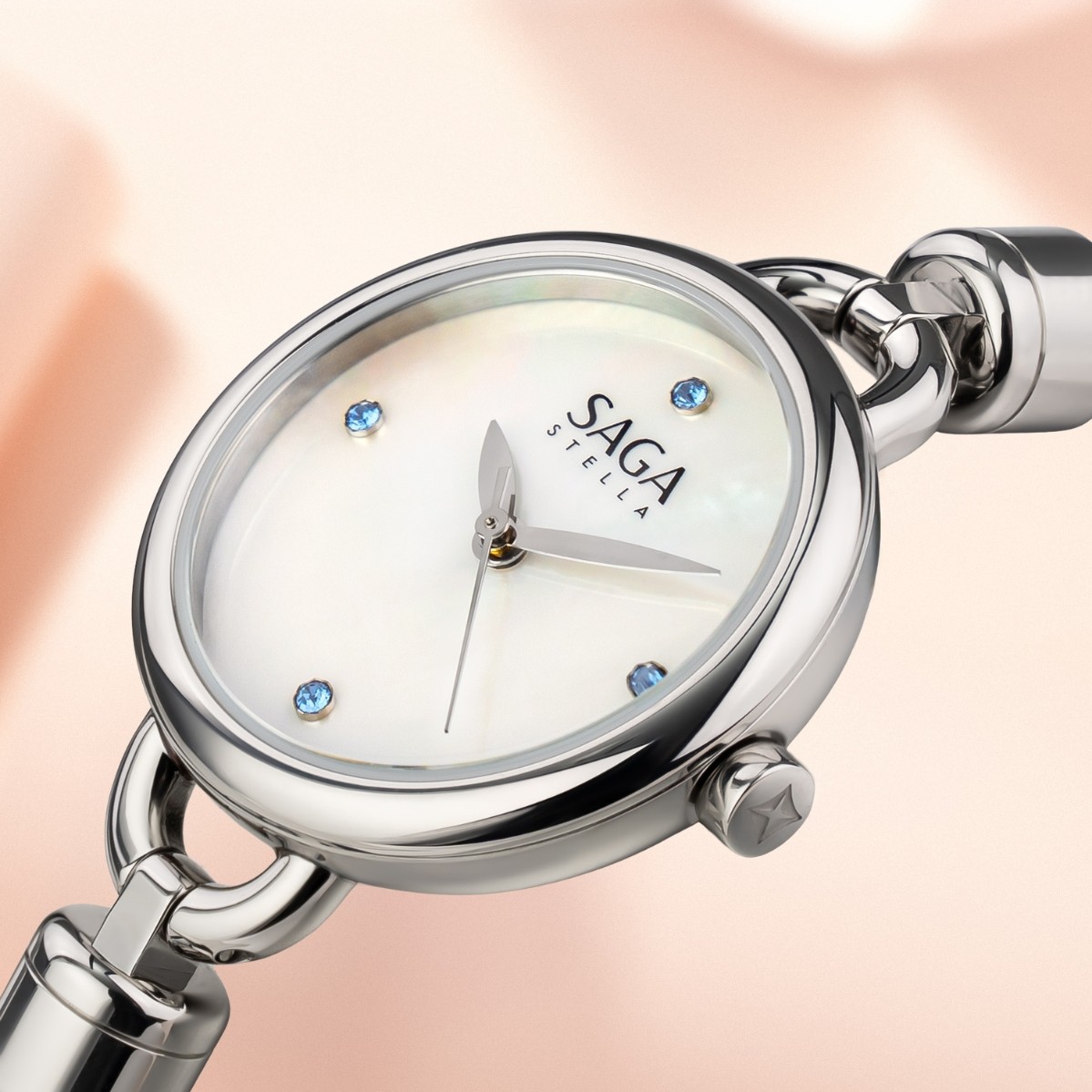 Saga Stella 53555-SVMWSV-2 – Mặt số 22.5 mm, Khảm xà cừ, dây lắc, đính đá 9 Cận cảnh mặt số Saga 53555-SVMWSV-2