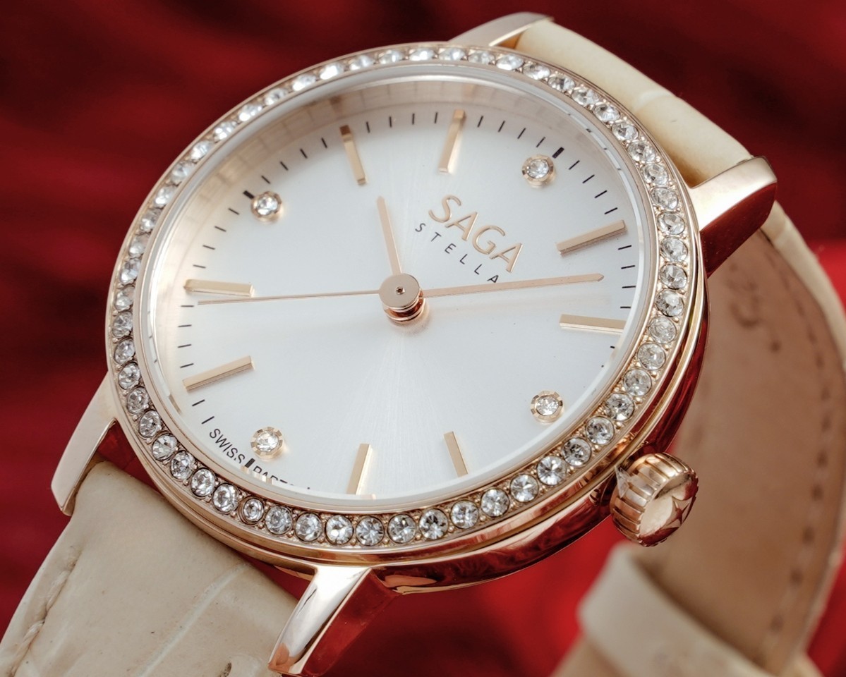 Saga Stella Chance 53578-LGSVCR-2 – Mặt số 30mm, đính đá, mạ vàng hồng 5 Cận cảnh mặt số chải tia của Saga 53578-LGSVCR-2