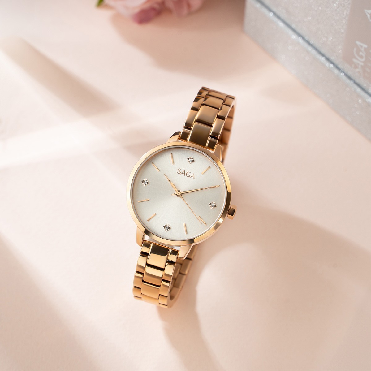 Saga 53643-RGSVRG-2 – Nữ – Kính Cứng – Quartz – Mặt Số 33mm, Đính Đá Swarovski, Chống Nước 3ATM 5 2 review saga 53643 rgsvrg 2