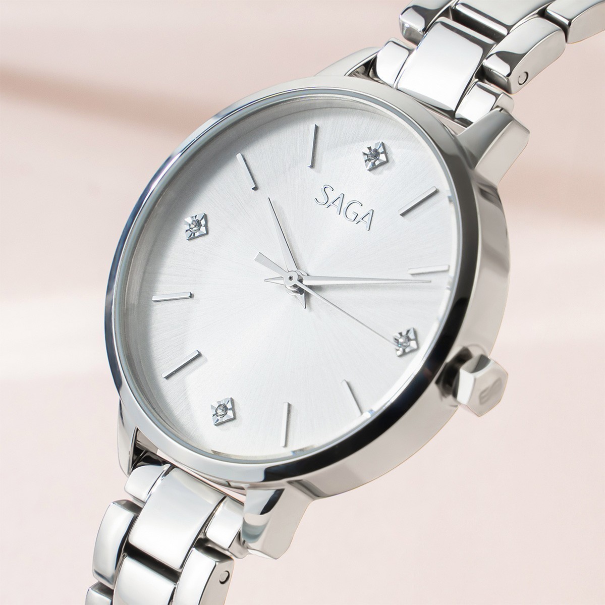 Saga 53643-SVSVSV-2 – Nữ – Kính Cứng – Quartz – Mặt Số 33mm, Đính Đá Swarovski, Chống Nước 3ATM 9 Cận cảnh mặt số đính đá Saga 53643-SVSVSV-2