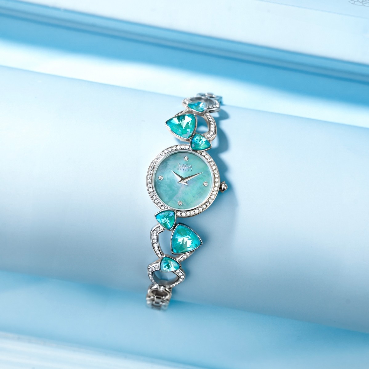 Saga Fly of a Kite 53767-SVLGLG-2 – Nữ – Kính cứng - Quartz (Pin) – Mặt số 24mm, Khảm xà cừ, đính đá Swarovski 5 Mặt số khảm xà cừ Saga 53767-SVLGLG-2