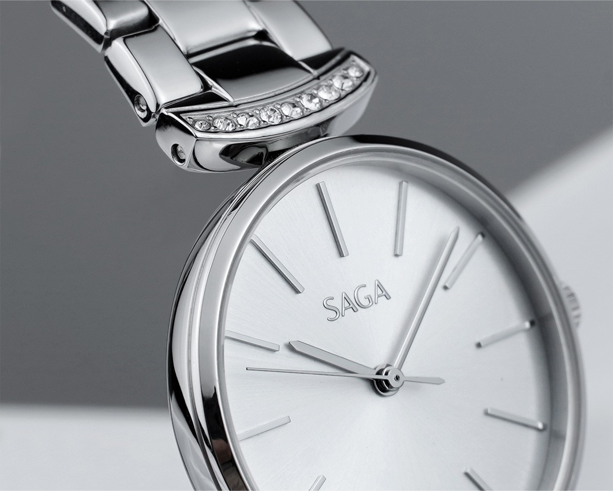 Saga 53895-SVSVSV-2 – Nữ – Quartz (Pin) – Mặt Số 32mm, Kính Cứng, Chống Nước 3ATM 7 Thiết kế không vấu đính dá của Saga 53895-SVSVSV-2