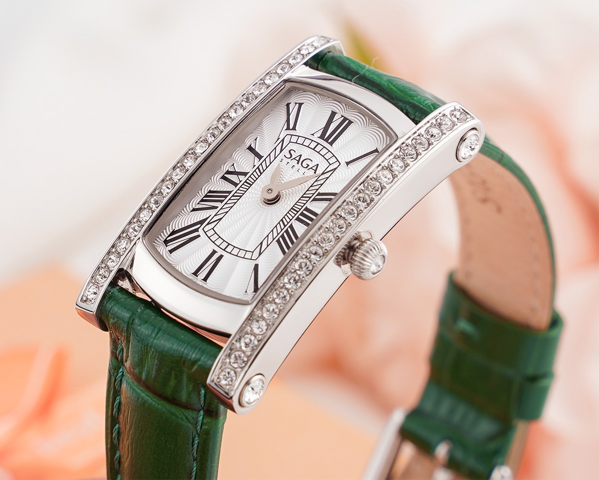 Saga Stella Rectangle 71836-SVSVGR-2 – Nữ – Kính Cứng – Quartz (Pin) – Mặt Số 20x37mm, Đá Swarovski, Chống Nước 3ATM 9 Hạo tiết Guilloche trên Saga 71836-SVSVGR-2
