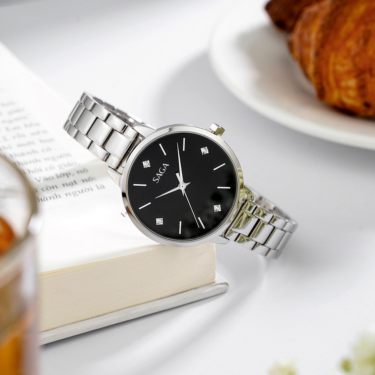 Saga 53643-SVBDSV-2 – Nữ – Kính Cứng – Quartz – Mặt Số 33mm, Đính Đá Swarovski, Chống Nước 3ATM 8 Đồng hồ dây kim loại Saga 53643-SVBDSV-2