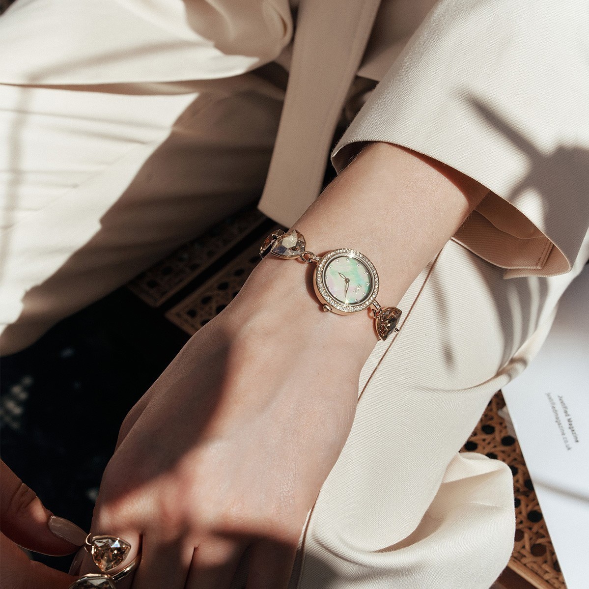 Saga Stella 53442-GPMWGP-2A – Mặt số 24mm, Khảm xà cừ, đính đá Swarovski vàng hổ phách 9 Mặt xà cừ chuyển sắc của Saga 53442-GPMWGP-2A