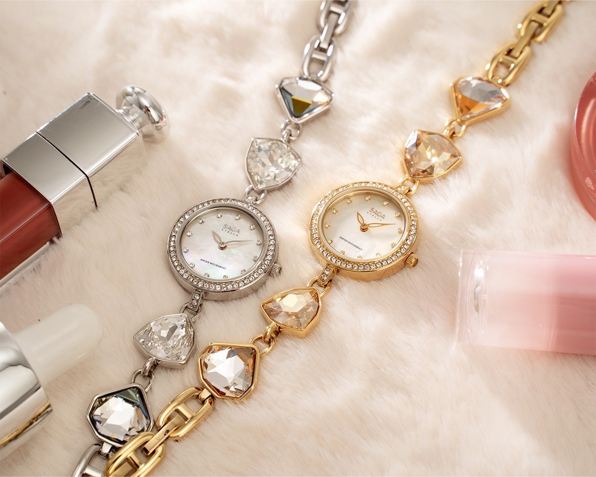 Saga Stella 53442-SVMWSV-2A – Mặt số 24mm, Khảm xà cừ, đính đá Swarovski trắng 8 Phiên bản màu bạc Saga 53442-SVMWSV-2A và phiên bản mạ PVD vàng vàng