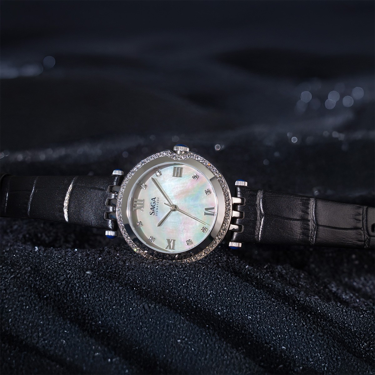 Saga Signature 53458-SVMWBK-2 – Nữ – Mặt Số 36mm, Kính Cứng, Quartz (Pin) 6 Dây da đen của Saga 53458-SVMWBK-2