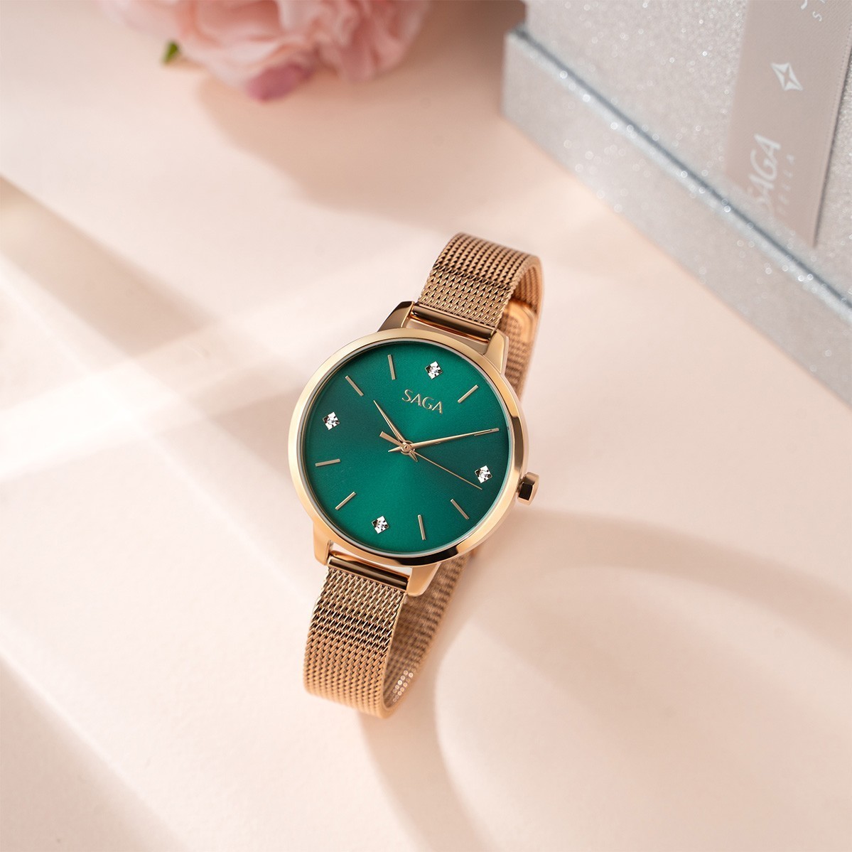 Saga Stella 53643-RGGRRG-2 – Nữ – Kính cứng – Quartz – Mặt số đính đá Swarovski – Sắc xanh lá quyến rũ – Chống nước 3 ATM 7 Saga 53643-RGGRRG-2 dáng dây Mesh