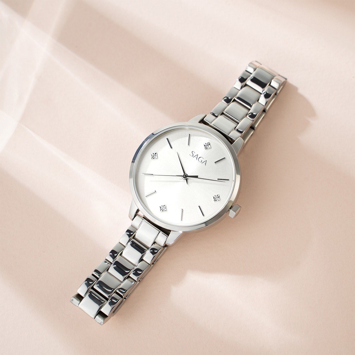 Saga 53643-SVSVSV-2 – Nữ – Kính Cứng – Quartz – Mặt Số 33mm, Đính Đá Swarovski, Chống Nước 3ATM 10 Đồng hồ Saga 53643-SVSVSV-2 tối giản thanh lịch