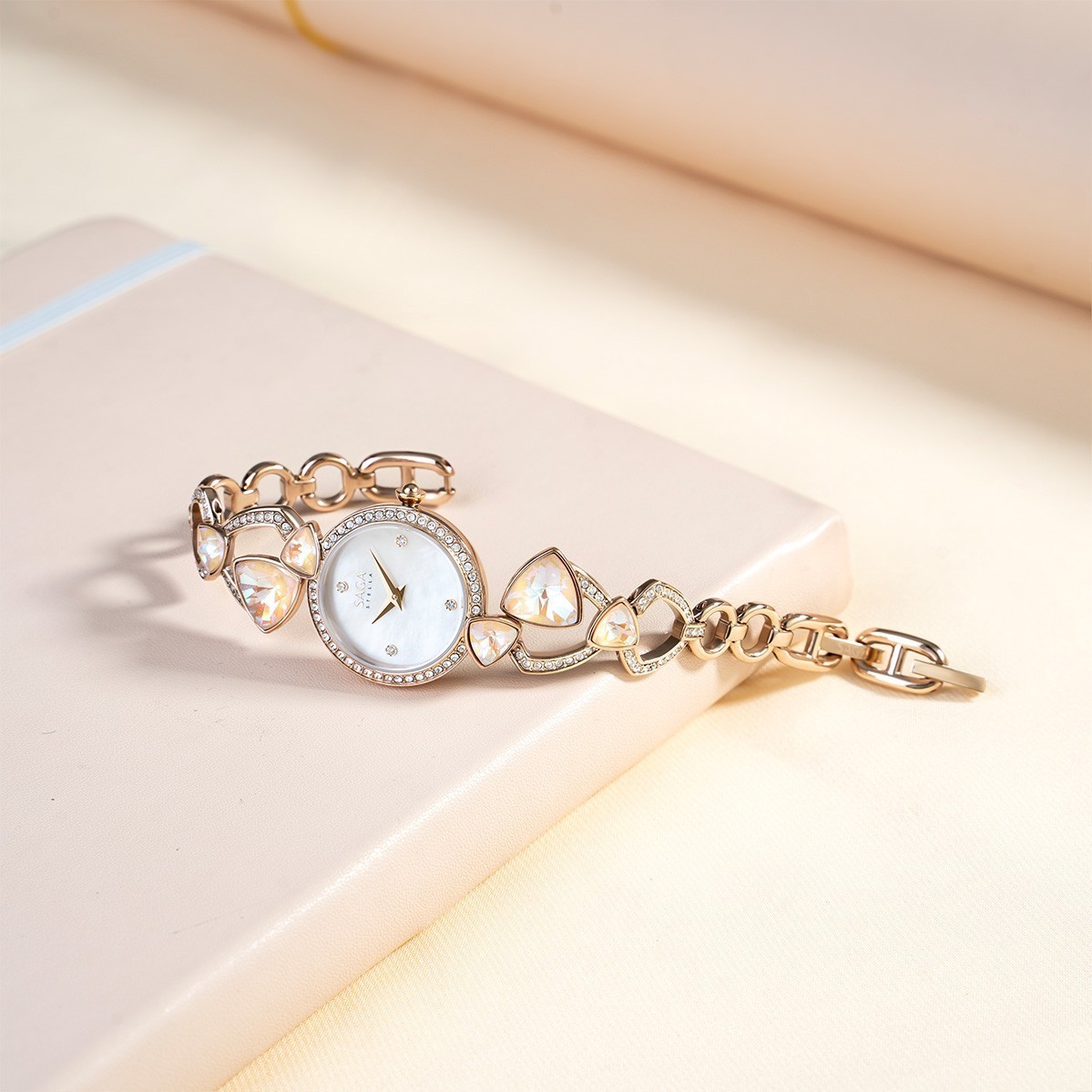 Saga Fly of a Kite 53767-CGMWCG-2 – Nữ – Quartz (Pin) – Kính cứng - Quartz (Pin) – Mặt số 24mm, Khảm xà cừ, đính đá Swarovski 8 Đồng hồ Saga 53767-CGMWCG-2 đính đá Swarovski