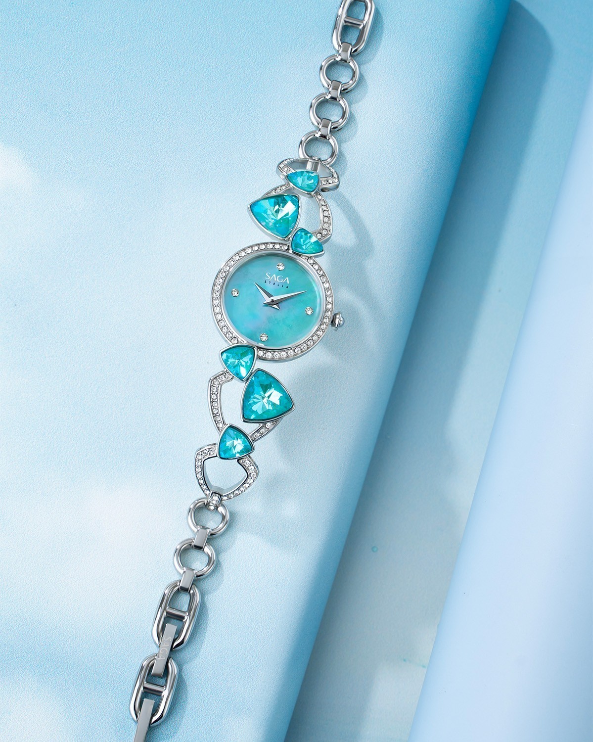 Saga Fly of a Kite 53767-SVLGLG-2 – Nữ – Kính cứng - Quartz (Pin) – Mặt số 24mm, Khảm xà cừ, đính đá Swarovski 6 Thiết kế dây lắc Saga 53767-SVLGLG-2