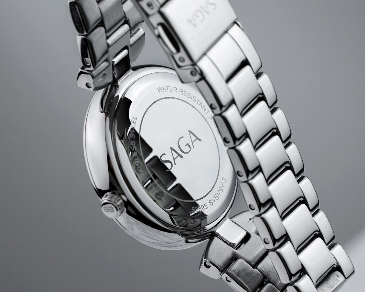 Saga 53895-SVSVSV-2 – Nữ – Quartz (Pin) – Mặt Số 32mm, Kính Cứng, Chống Nước 3ATM 9 Mặt sau đồng hồ nữ Saga 53895-SVSVSV-2