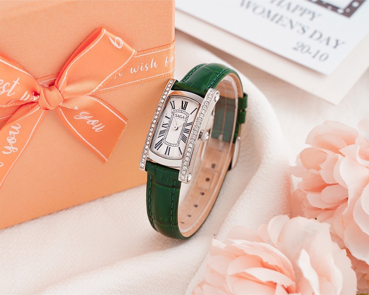 Saga Stella Rectangle 71836-SVSVGR-2 – Nữ – Kính Cứng – Quartz (Pin) – Mặt Số 20x37mm, Đá Swarovski, Chống Nước 3ATM 10 Đồng hồ Saga 71836-SVSVGR-2 đính đá Swarovski chính hãng