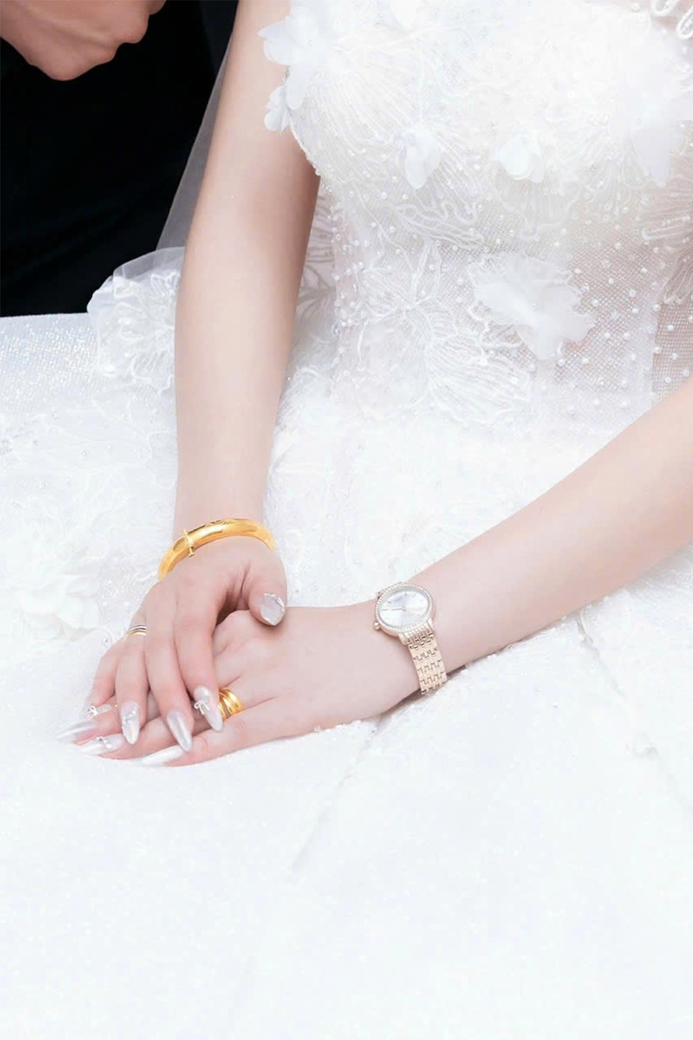 Vì sao cô dâu chọn đeo đồng hồ Saga trong ngày cưới