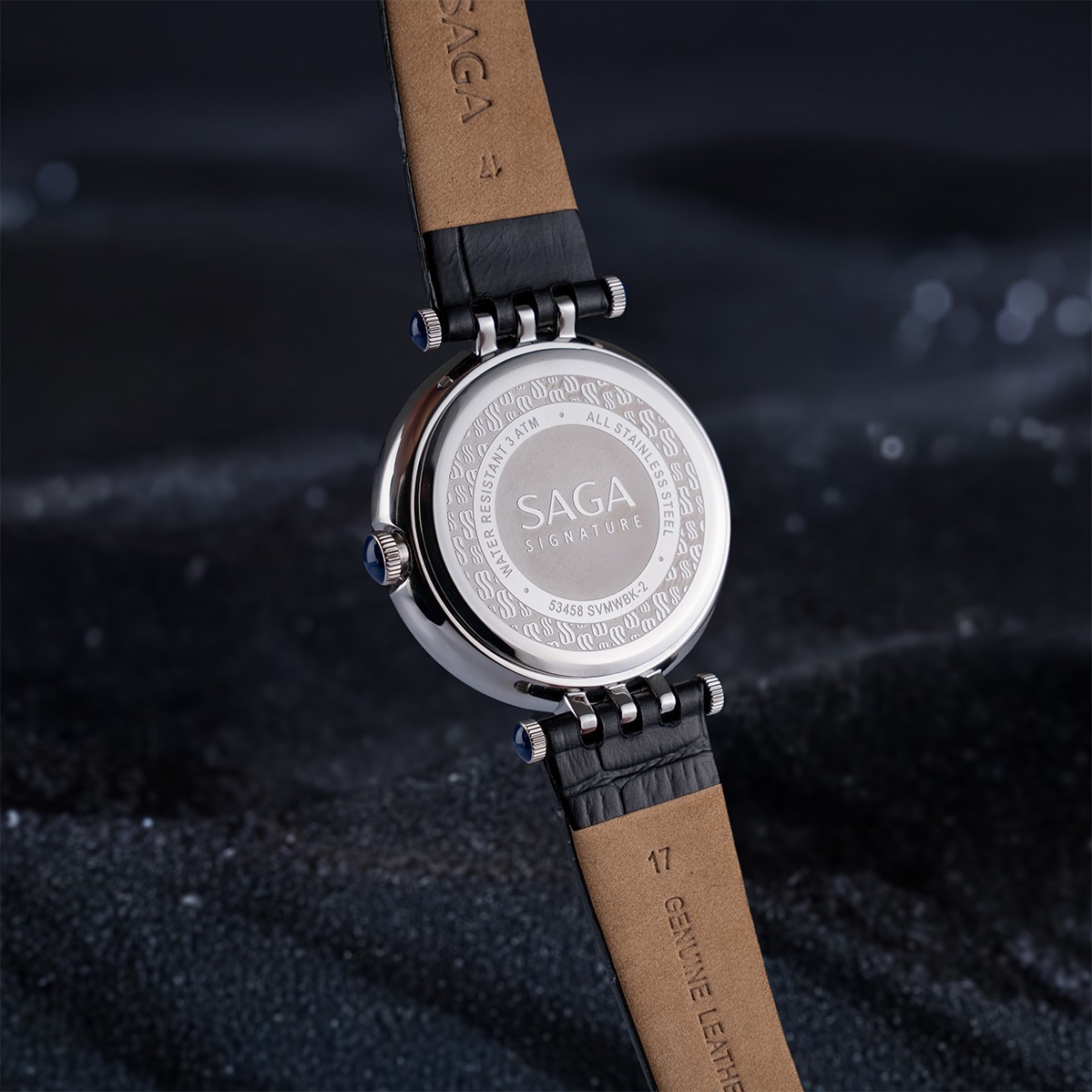 Saga Signature 53458-SVMWBK-2 – Nữ – Mặt Số 36mm, Kính Cứng, Quartz (Pin) 7 Mặt sau đồng hồ Saga 53458-SVMWBK-2
