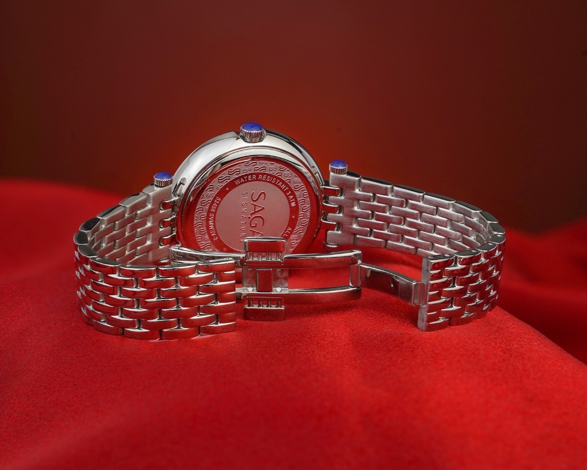 Saga Signature 53458-SVMWSV-2 – Mặt Số 36mm, xà cừ, đính đá 9 Mặt sau Saga 53458-SVMWSV-2