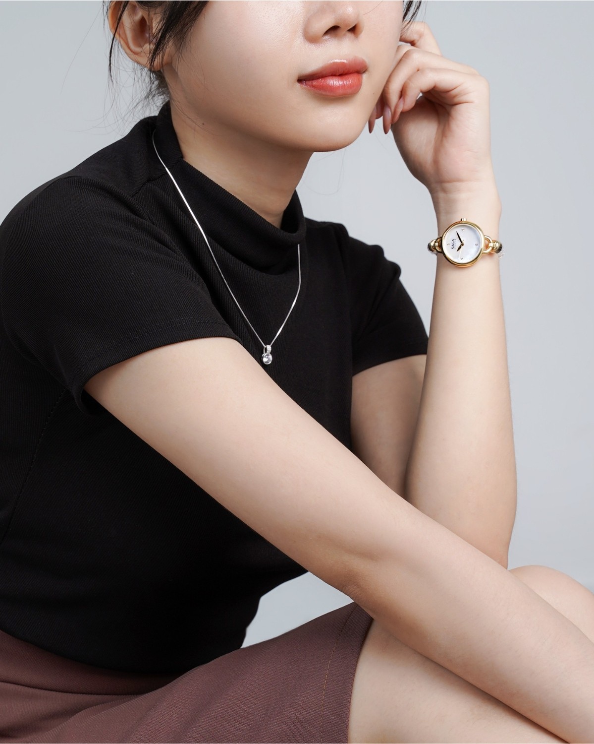 Đồng hồ Saga 53555-GPMWGP-2 trên tay mẫu