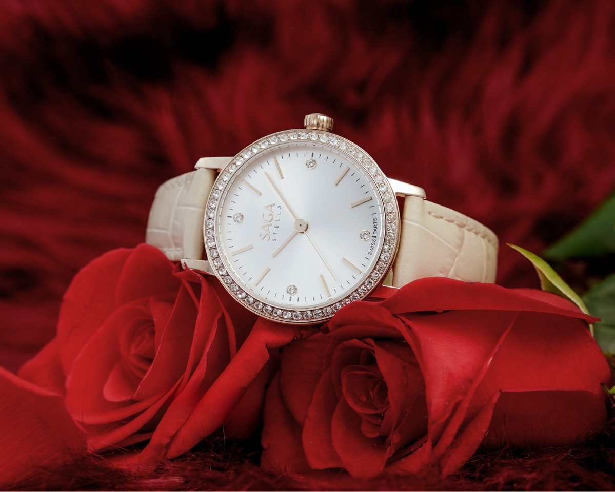 Saga Stella Chance 53578-LGSVCR-2 – Mặt số 30mm, đính đá, mạ vàng hồng 7 Đồng hồ Saga 53578-LGSVCR-2 sử dụng máy Ronda Thụy Sỹ