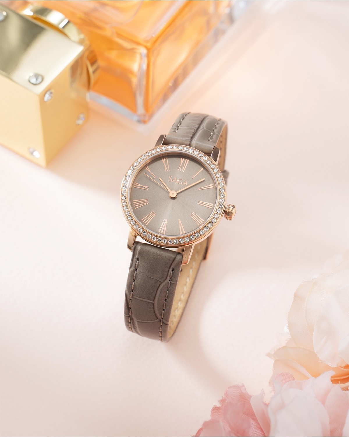 Saga Stella Chance 53578-RGBNBN-2 – Mặt Số 30mm, Kính cứng, Chống nước 3ATM 9 Đồng hồ Saga 53578-RGBNBN-2 phảng phất hơi thở cổ điển
