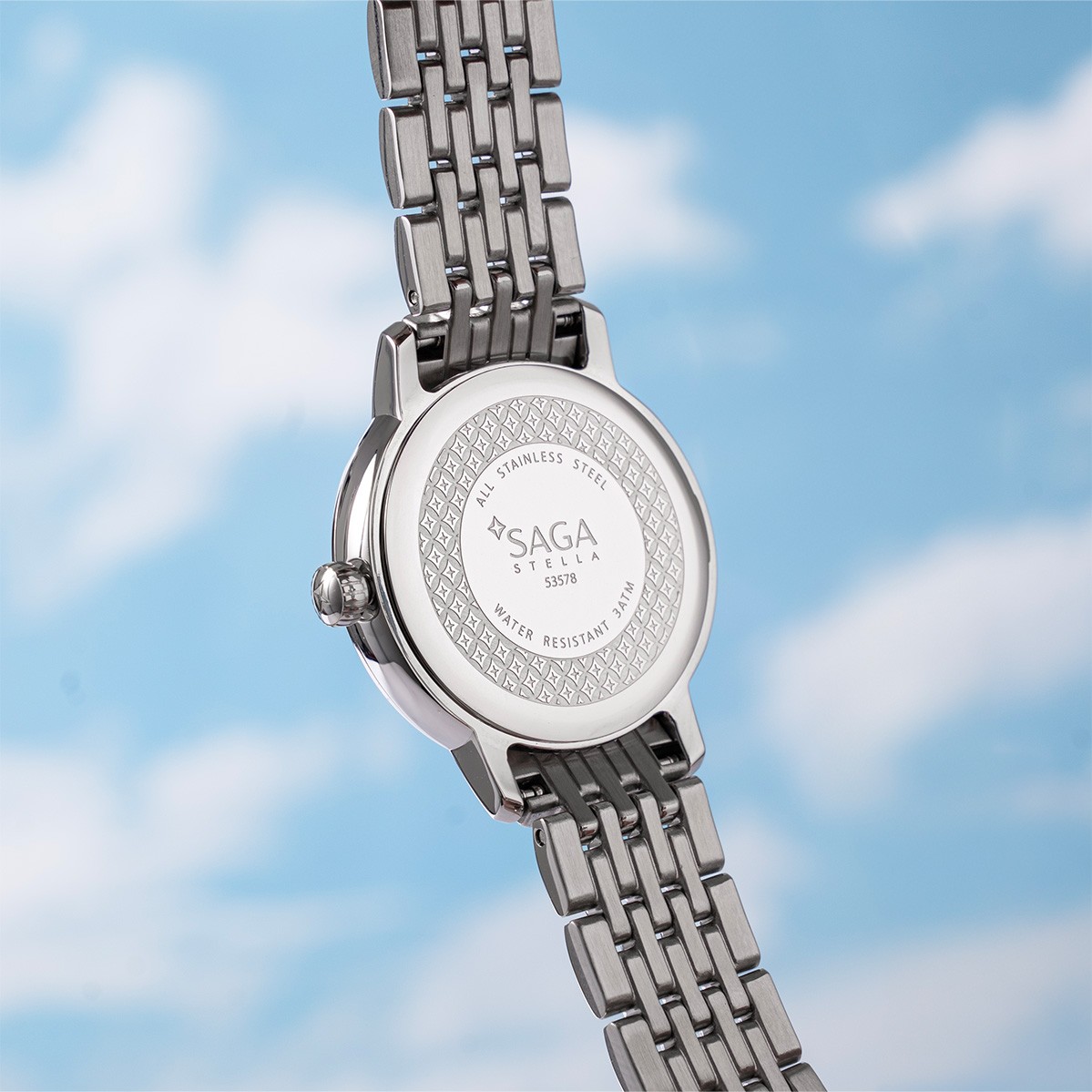 Saga Stella Chance 53578-SVPKSV-2 – Mặt số 35 mm, Đính đá Swarovski, Chống nước 3ATM 9 Mặt sau Saga 53578-SVPKSV-2