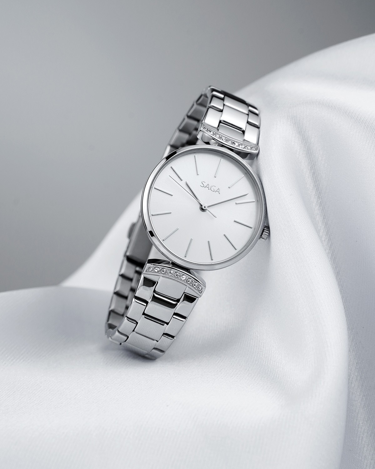 Saga 53895-SVSVSV-2 – Nữ – Quartz (Pin) – Mặt Số 32mm, Kính Cứng, Chống Nước 3ATM 10 Đồng hồ Saga 53895-SVSVSV-2 thanh lịch, tối giản