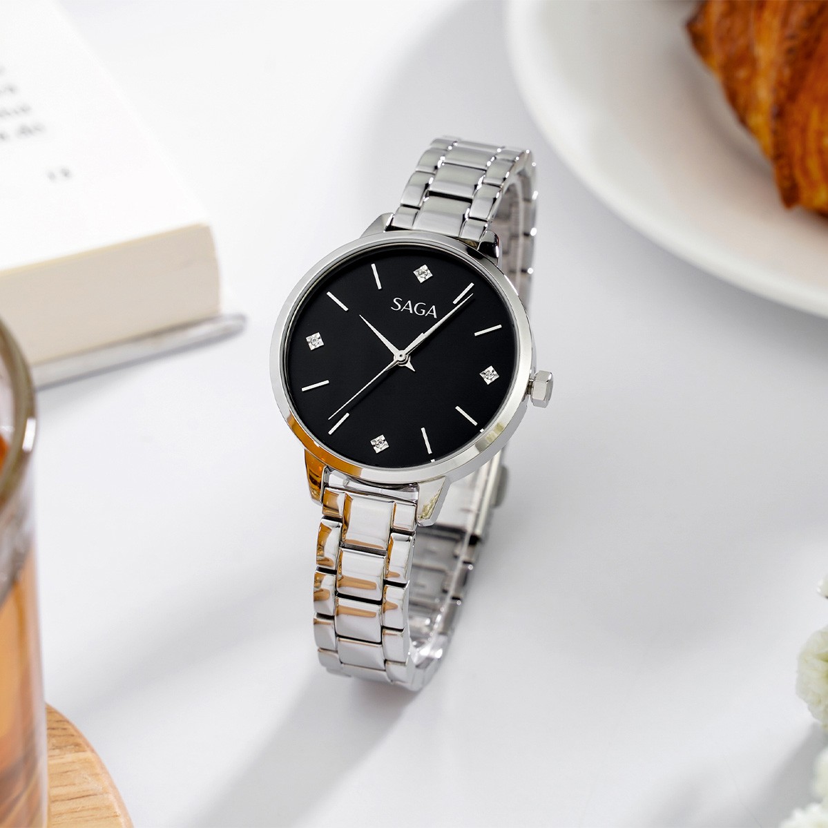 Saga 53643-SVBDSV-2 – Nữ – Kính Cứng – Quartz – Mặt Số 33mm, Đính Đá Swarovski, Chống Nước 3ATM 10 Đồng hồ dây kim loại Saga 53643-SVBDSV-2 đính đá tối giản