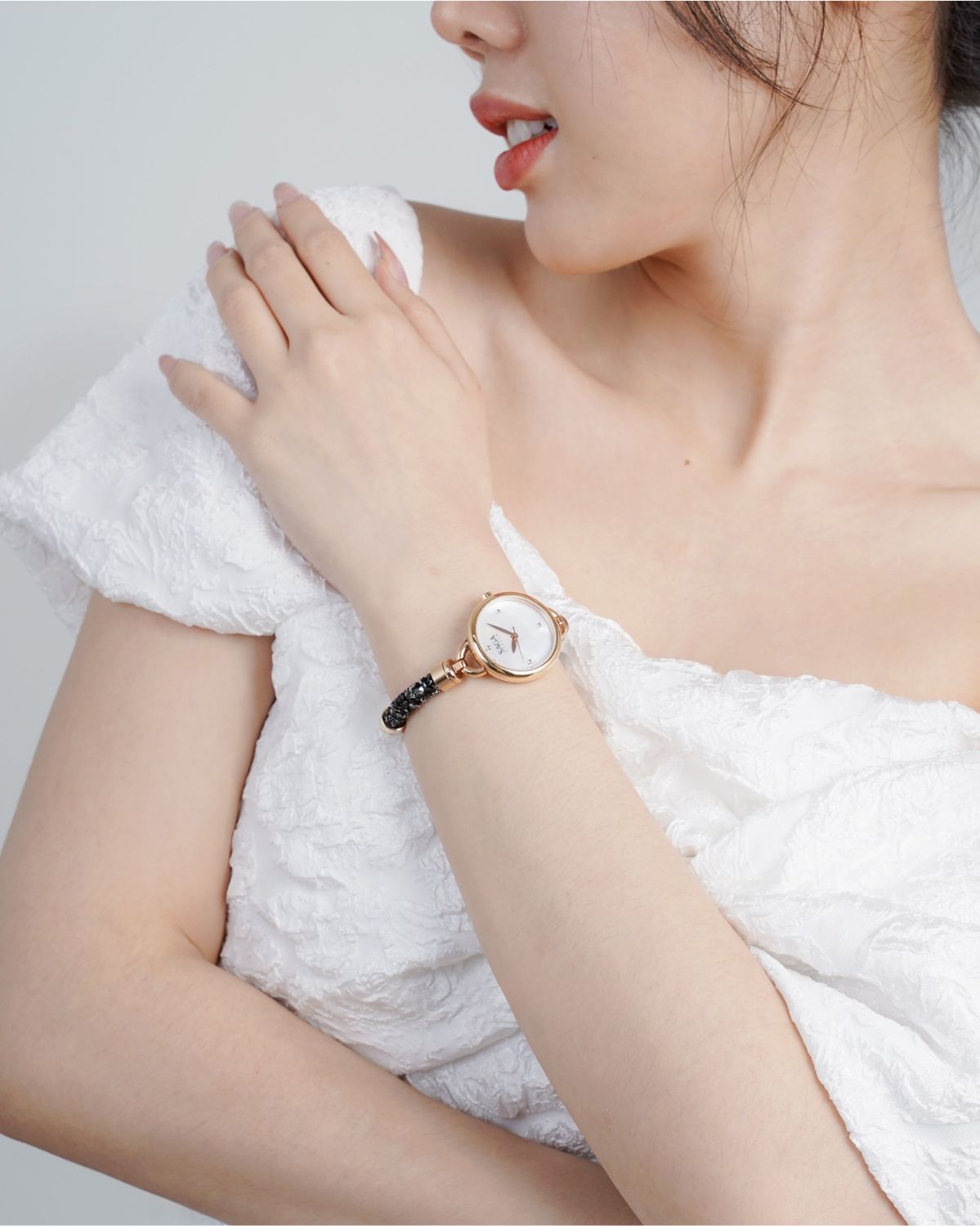 Saga 53555-RGMWRG-2 trên tay mẫu - ảnh 1