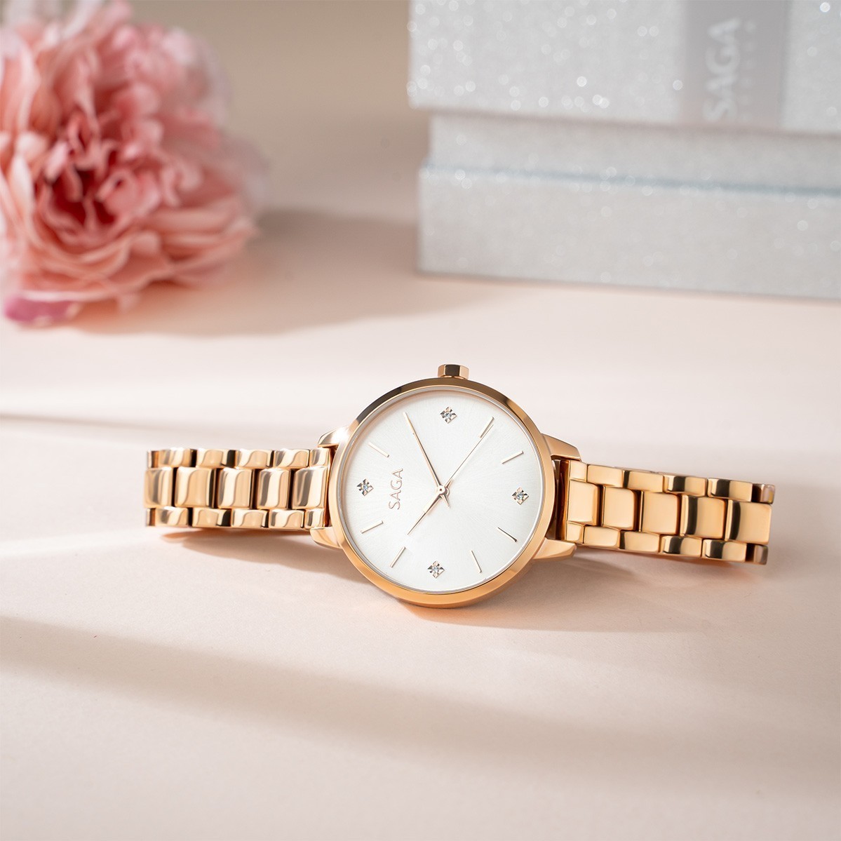 Saga 53643-RGSVRG-2 – Nữ – Kính Cứng – Quartz – Mặt Số 33mm, Đính Đá Swarovski, Chống Nước 3ATM 8 5 review saga 53643 rgsvrg 2
