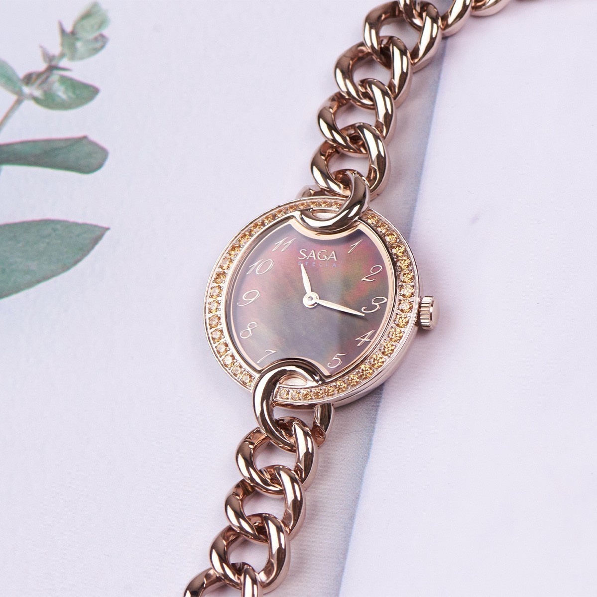 Saga Stella 53768-LGBNLG-2 – Mặt Số 30mm, xà cừ, đính đá vàng nhạt, dây lắc thời trang 7 Saga 53768-LGBNLG-2 thiết kế dây lắc mạ vàng hồng