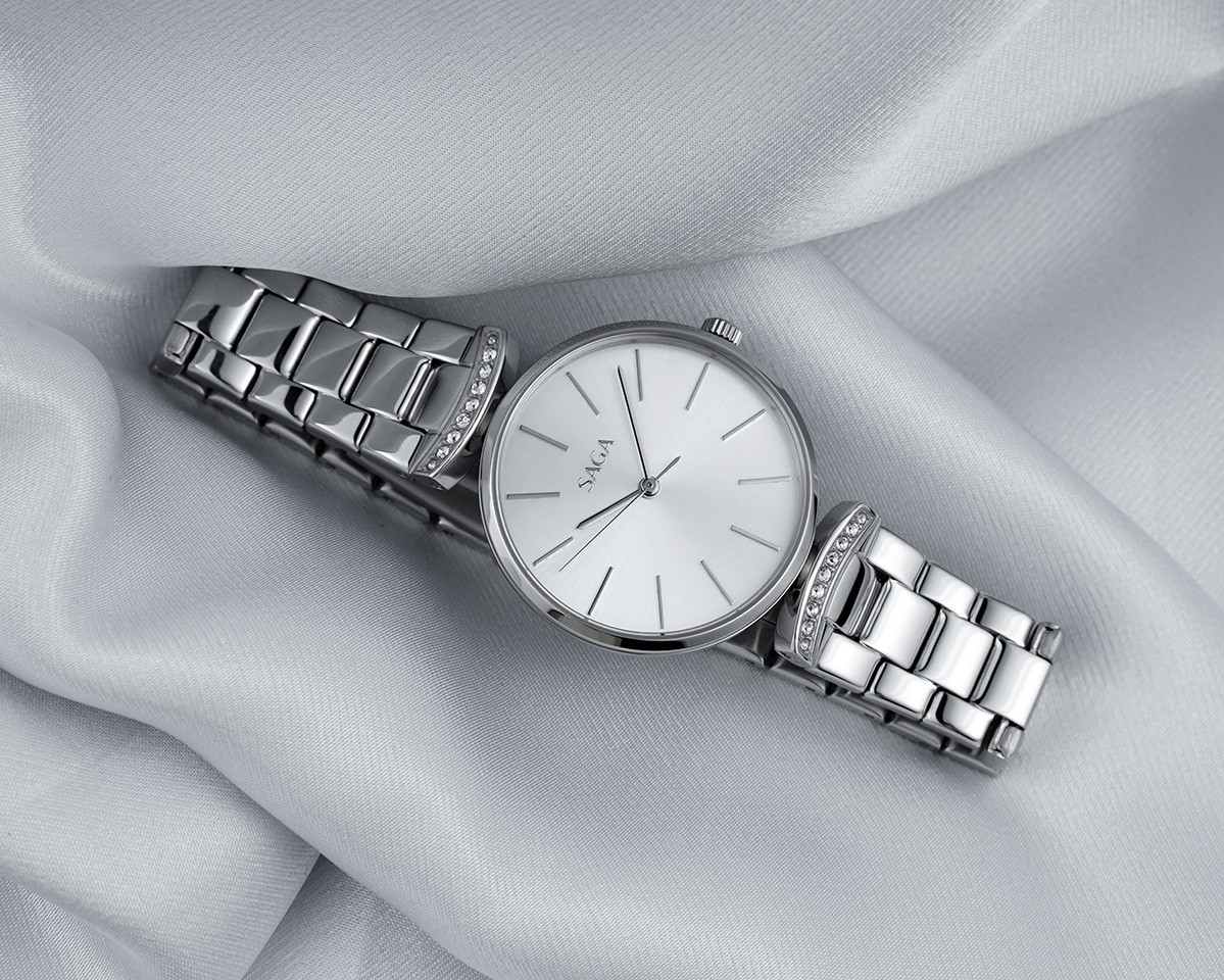 Saga 53895-SVSVSV-2 – Nữ – Quartz (Pin) – Mặt Số 32mm, Kính Cứng, Chống Nước 3ATM 8 Saga 53895-SVSVSV-2 trang bị dây Oyster kinh điển