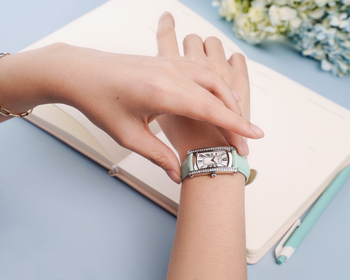 Saga 71836-SVWHGR-2 trên tay mẫu