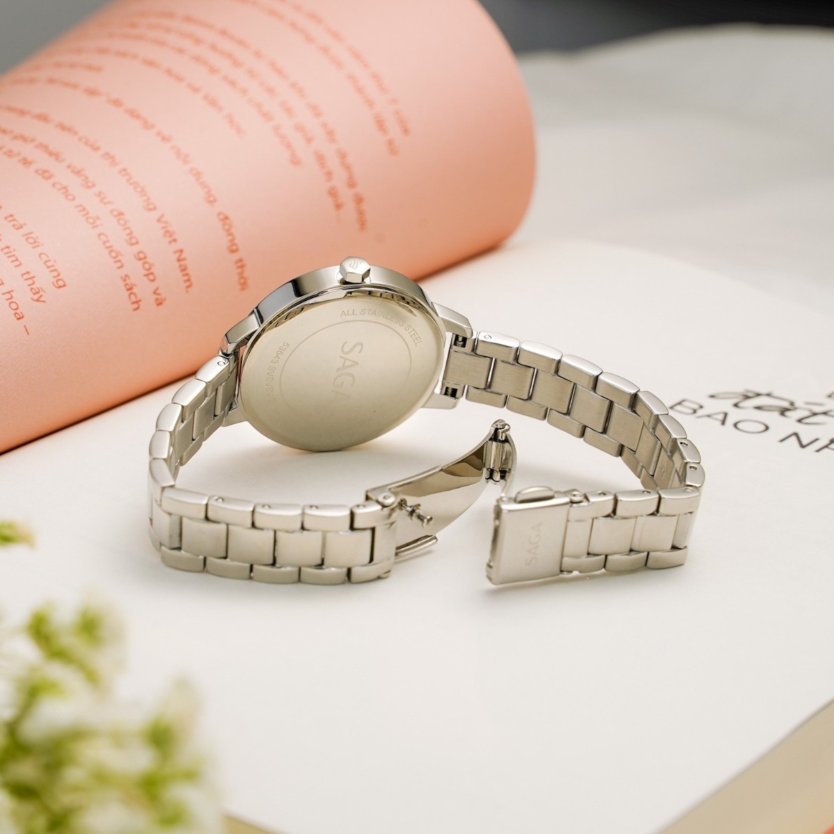 Saga 53643-SVBDSV-2 – Nữ – Kính Cứng – Quartz – Mặt Số 33mm, Đính Đá Swarovski, Chống Nước 3ATM 9 Mặt sau Saga 53643-SVBDSV-2