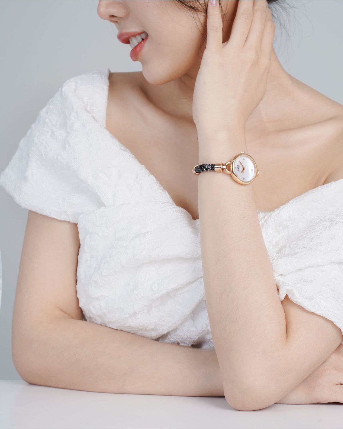 Saga 53555-RGMWRG-2 trên tay mẫu - ảnh 2