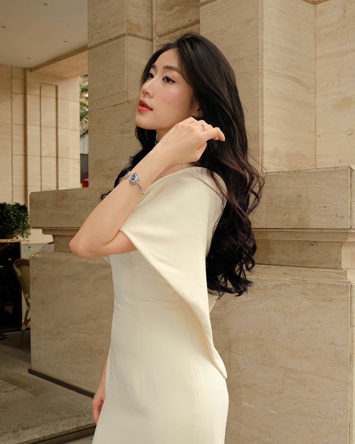 Saga 71865-SVBLSV-2L trên tay mẫu - ảnh 2