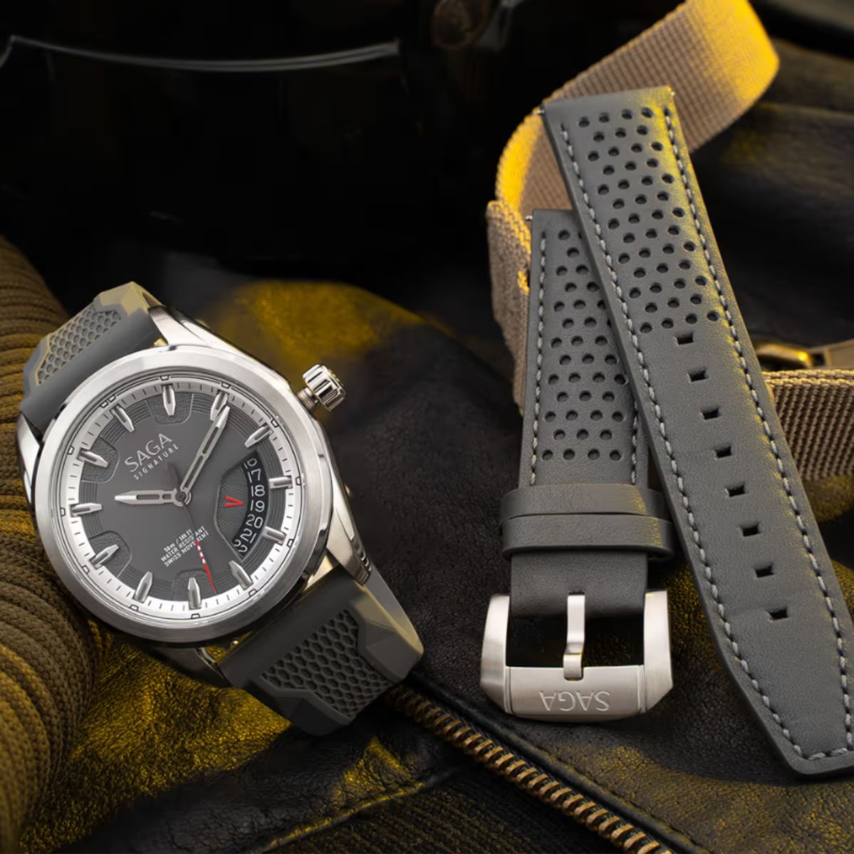 Saga 13568-SVGEPUG-2 – Nam – Kính Sapphire – Quartz (Pin) – Mặt Số 42mm, Chống nước 5ATM 7 Đồng hồ Saga 13568-SVGEPUG-2 đi kèm dây đeo silicone thay thế màu xám có lỗ thoáng khí, phù hợp phong cách thể thao.