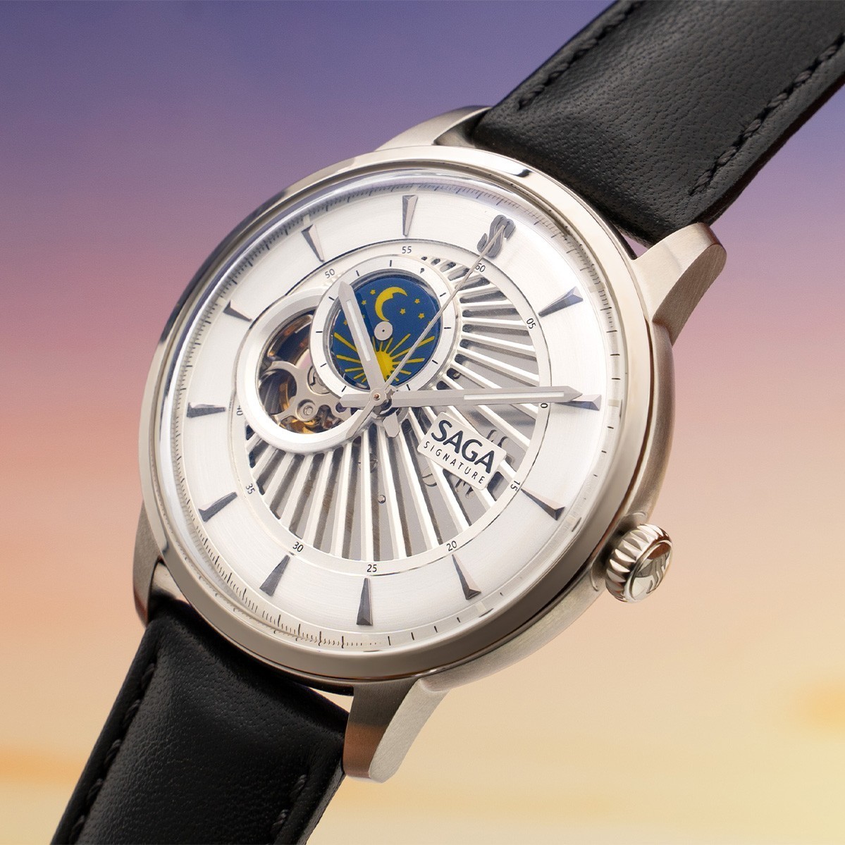 Saga 13702-SVSVBK-3 - Mặt Số 42mm, Open Heart, Sun And Moon 7 Cận cảnh mặt số đồng hồ Open Heart Saga 13702-SVSVBK-3
