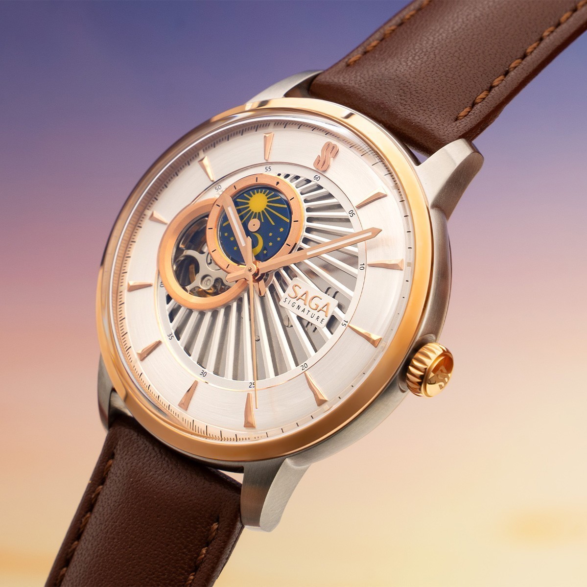 Saga 13702-TTRSVBN-3 – Mặt Số 42mm, Open Heart, Sun And Moon 7 Cận cảnh mặt số Saga 13702-TTRSVBN-3