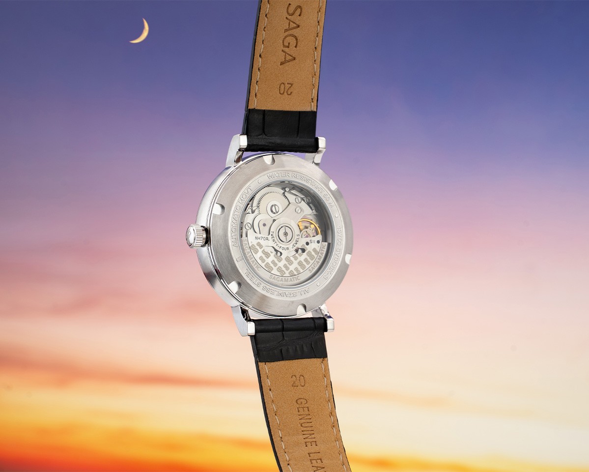 Saga Signature 13703-SVBDBK-3 – Nam – Automatic – Lộ cơ triết lý Âm-Dương trên bề mặt số 7 Mặt sau Saga 13703-SVBDBK-3