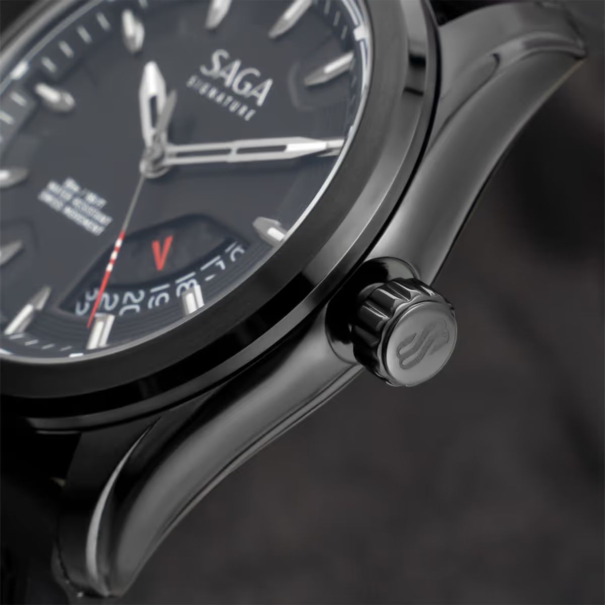 Saga 13568-IPBBKPUB-2 - Mặt Số 42mm, Kính Sapphire, Chống nước 5ATM 5 Saga 13568-IPBBKPUB-2 - Thiết kế ron cao su gia cố tại núm chỉnh