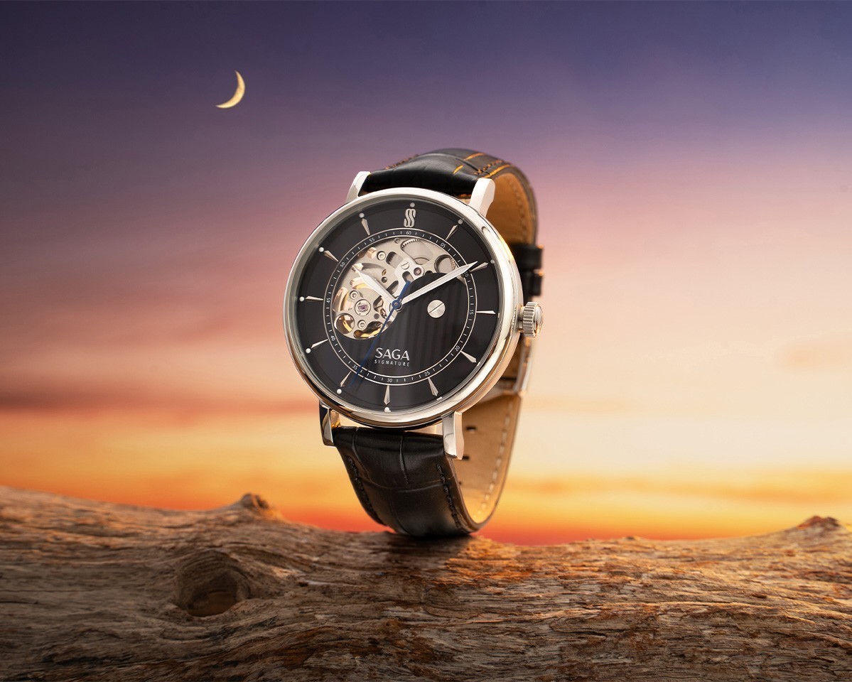 Saga Signature 13703-SVBDBK-3 – Nam – Automatic – Lộ cơ triết lý Âm-Dương trên bề mặt số 9 Đồng hồ Semi-skeleton Saga 13703-SVBDBK-3