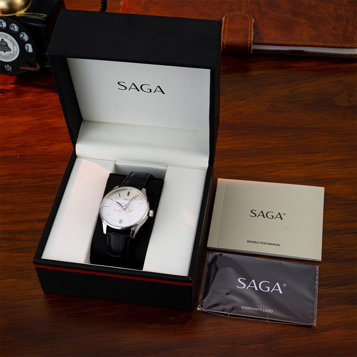 Saga 53198-SVSVBK-2 – Nam – Kính Cứng – Quartz (Pin) – Giới Hạn 186 Chiếc – Kỷ niệm 30 năm thành lập Đồng Hồ Hải Triều 11 Hộp đựng Saga 53198-SVSVBK-2 sang trọng