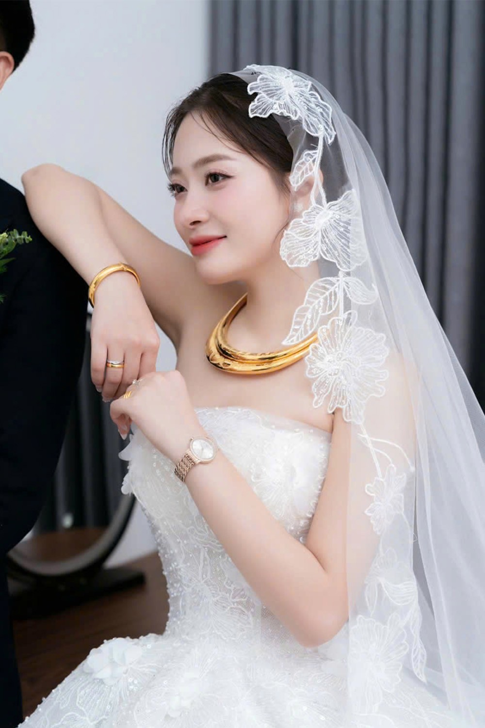 Cô dâu Đỗ Vân Anh đeo đồng hồ Saga