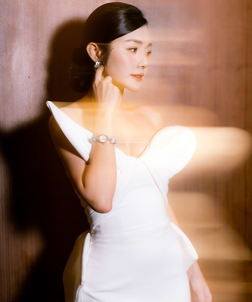 Mẫu đeo đồng hồ Saga