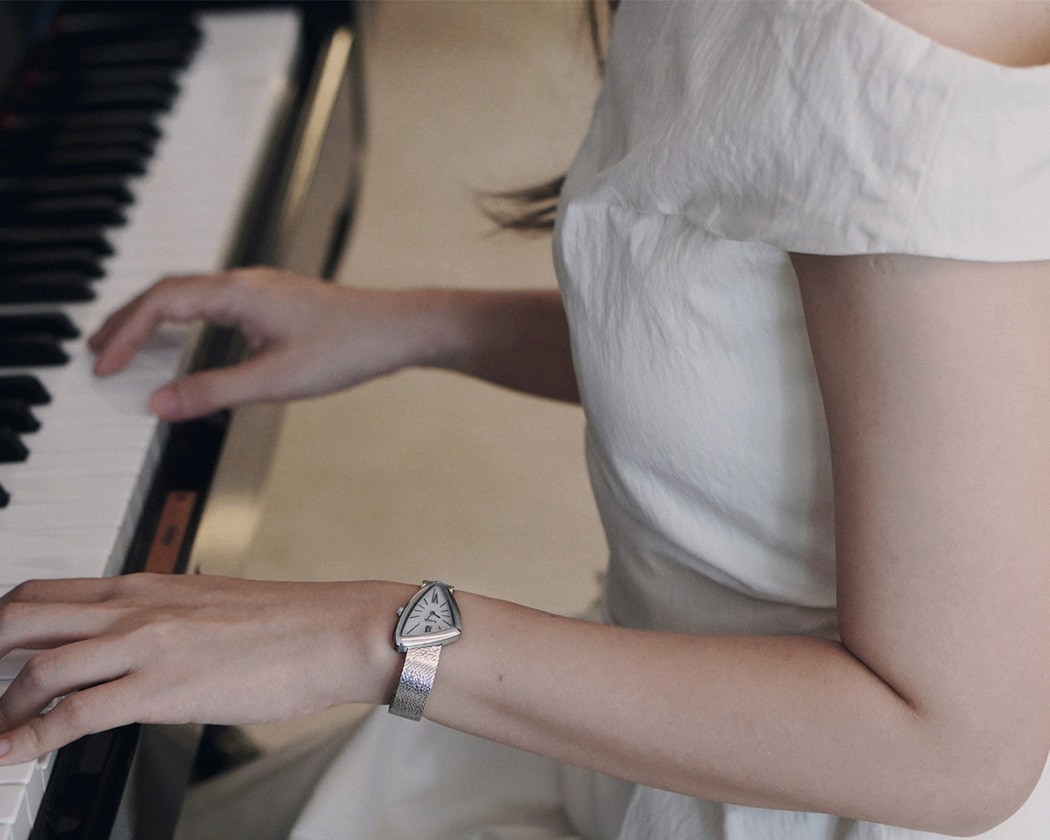 Khoảnh khắc Kim Nhã chill cùng đàn Pinano với chiếc đồng hồ Saga Triangle 80746-SVMWSV-2màu bạc đầy nổi bật trên tay
